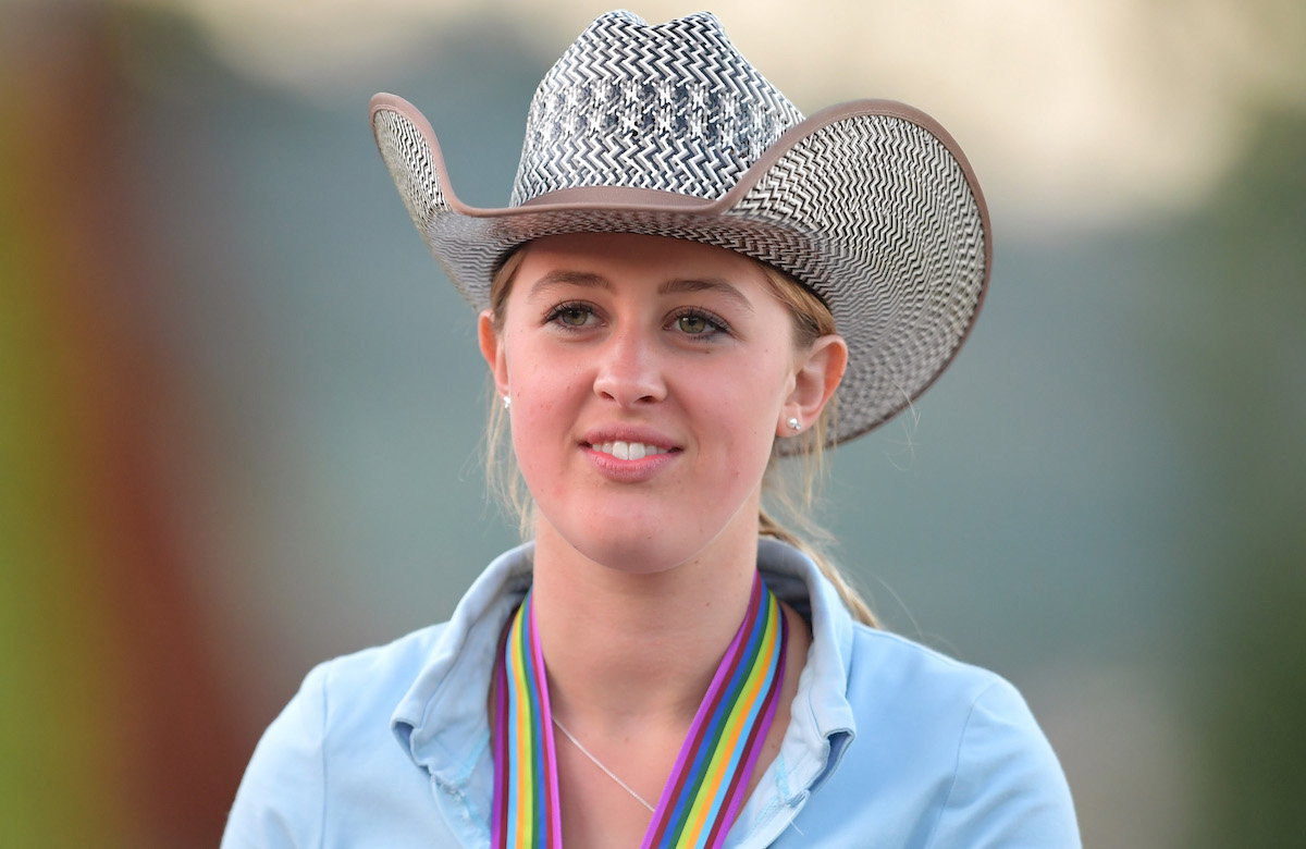 Gina Schumacher lächelt in die Kamera