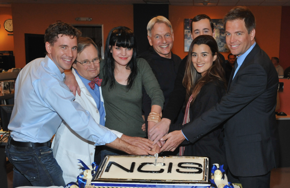 "Navy CIS" Cote de Pablo mit Cast und Jubiläumstorte