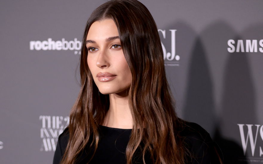 Hailey Bieber mit Glazed Donut Lips