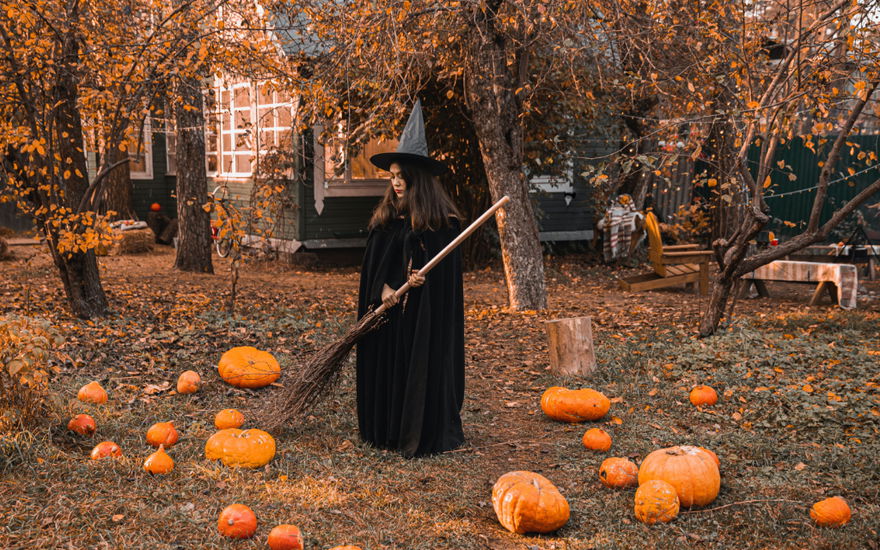 Halloweendeko Kürbisse Mädchen mit Hexenkostüm
