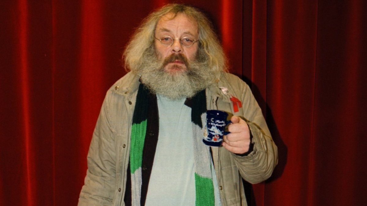 Harry Rowohlt mit einer Tasse in der Hand