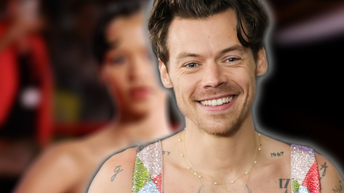 Harry Styles lächelt, im Hintergrund ist Taylor Russell verschwommen