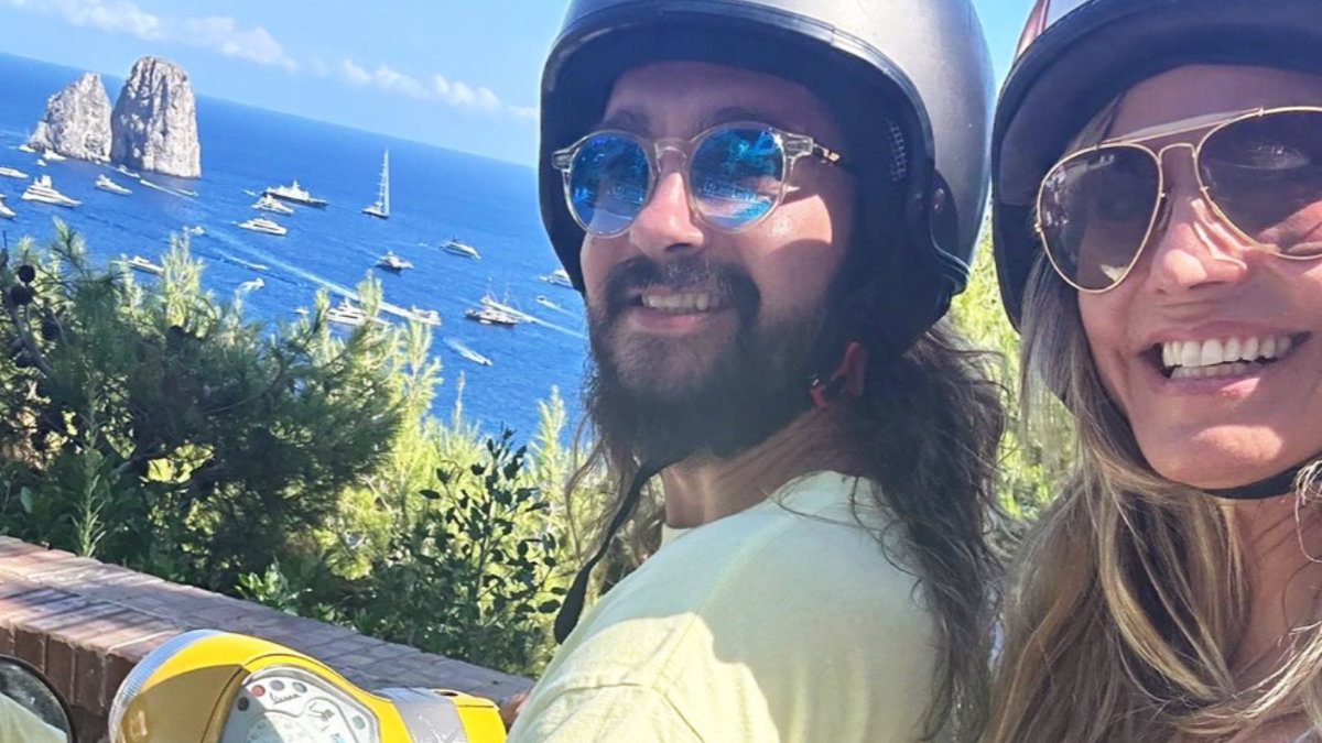 Heidi Klum und Tom Kaulitz fahren auf einer Vespa am Meer entlang