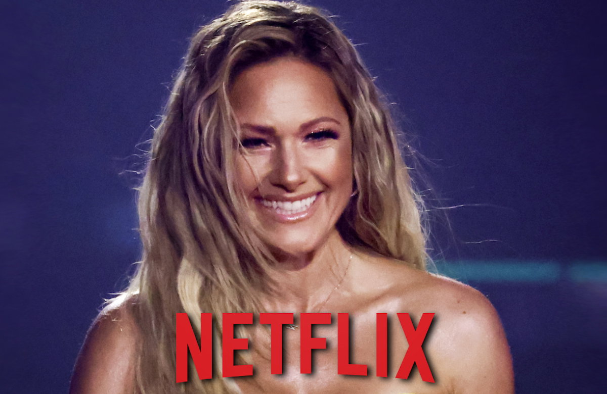 Helene Fischer lächelt, mit Netflix Logo