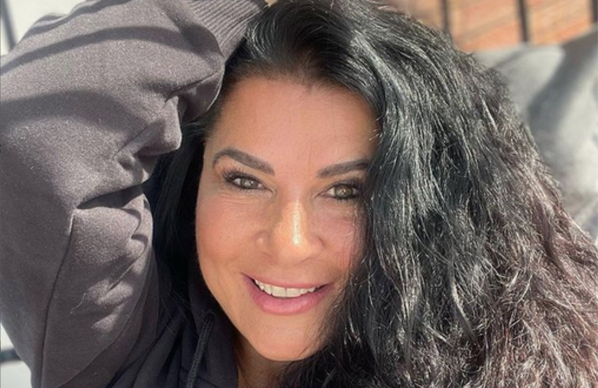 Iris Klein lacht auf Instagram-Selfie und lässt sich in die Haare