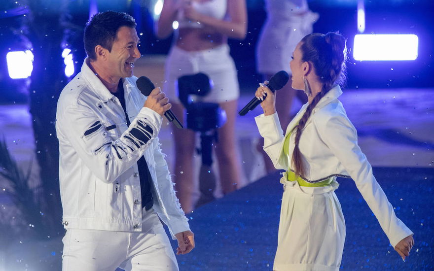 Joelina Drews und Lucas Cordalis singen zusammen bei der Schlagerstrandparty