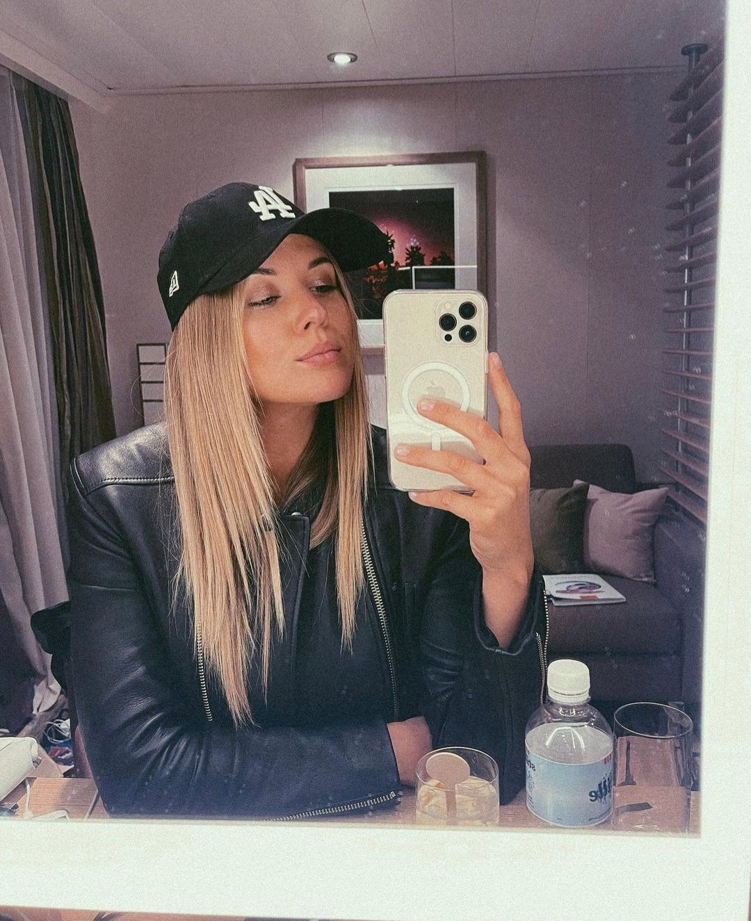 Josefin Bressel macht ein Selfie vor dem Spiegel.