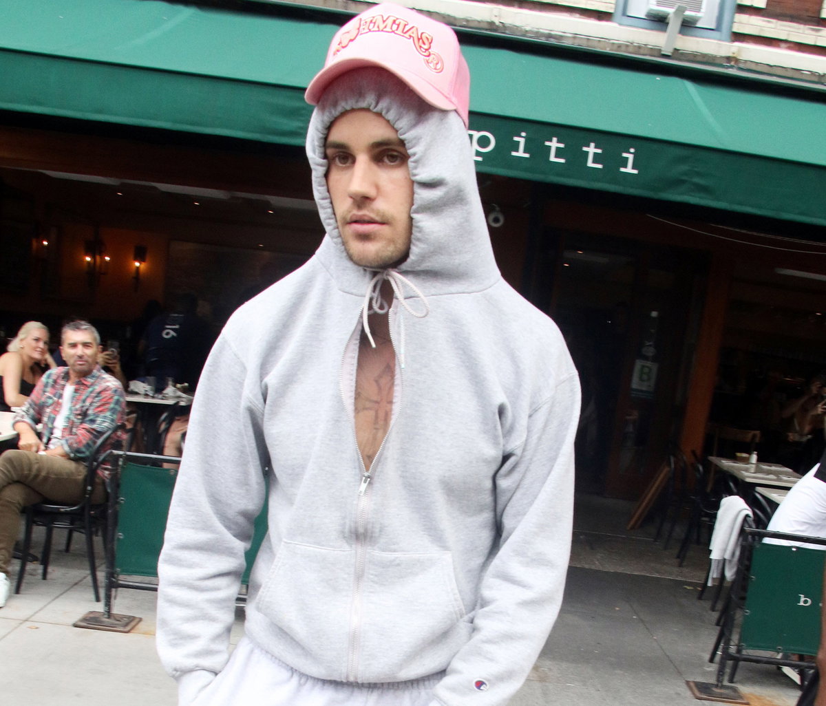 Justin Bieber mit Kapuze und Cap