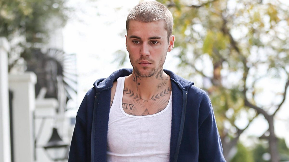 Justin Bieber sieht abwesend zu Boden