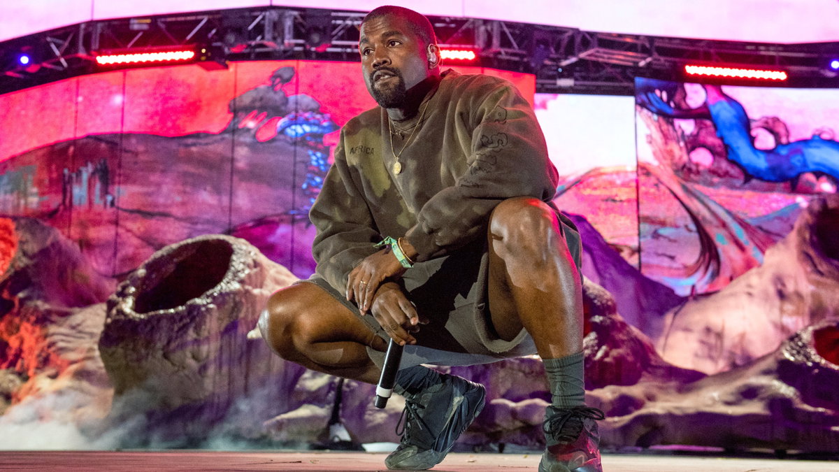 Kanye West hockt auf der Bühne