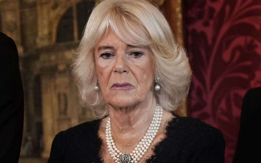 Königin Camilla sieht traurig aus