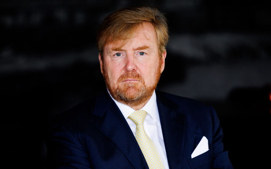 König Willem-Alexander schaut ernst.