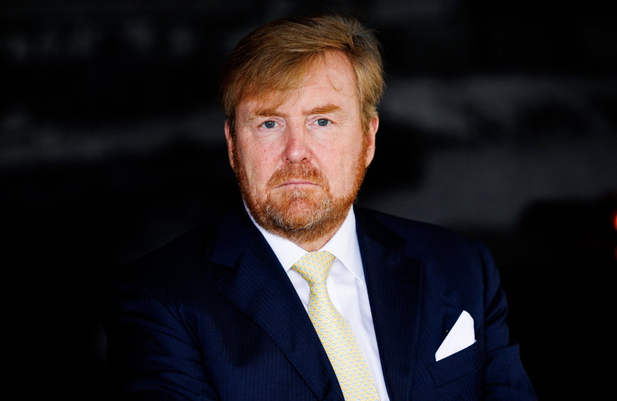 König Willem-Alexander schaut ernst.