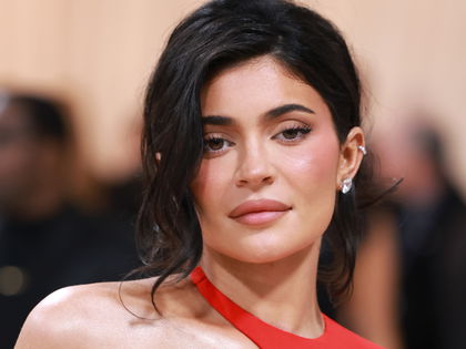 Kylie Jenner schwört auf DIESEN getönten Lip Butter Balm