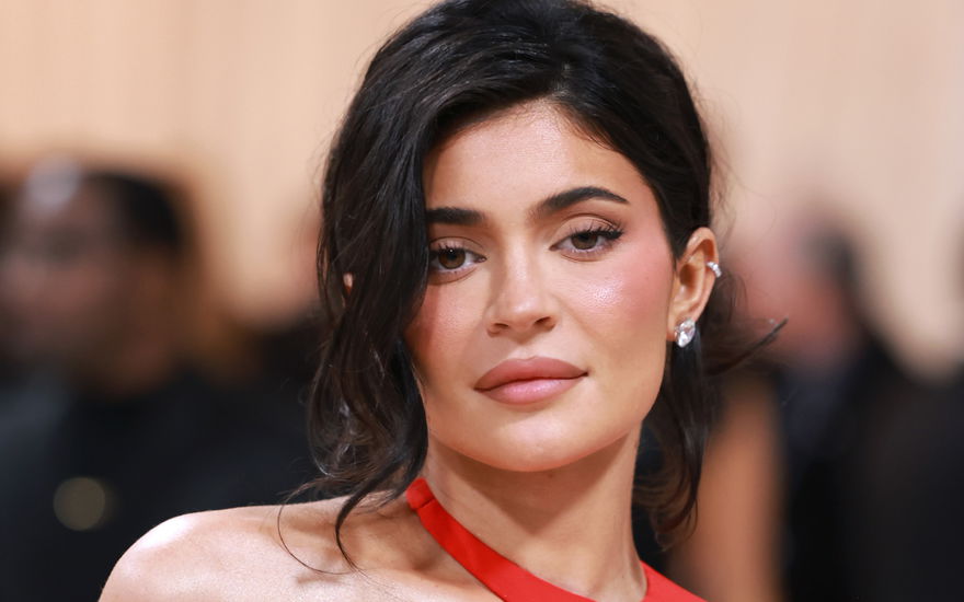 Kylie Jenner trägt getönte Lip Butter