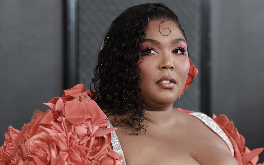 Lizzo guckt ernst