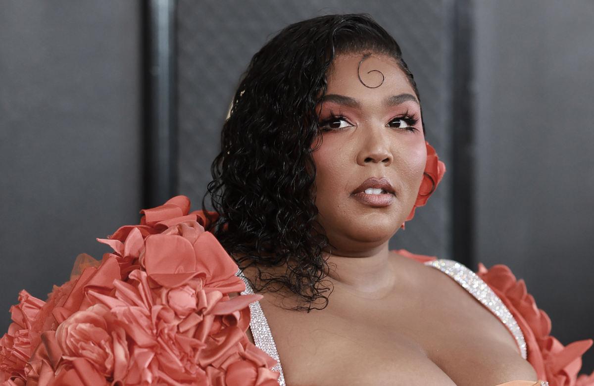 Lizzo guckt ernst