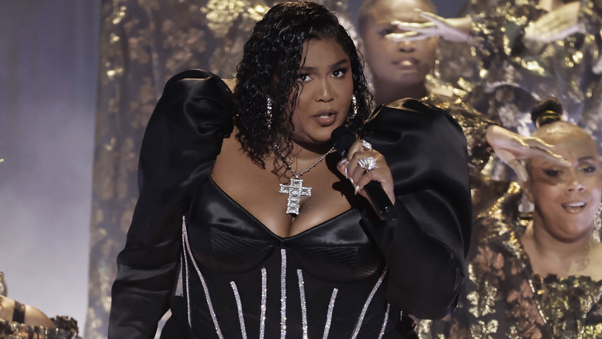 Lizzo sieht ernst aus