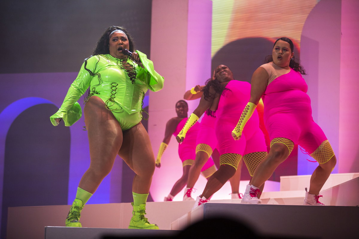 Lizzo mit Tänzerinnen auf der Bühne