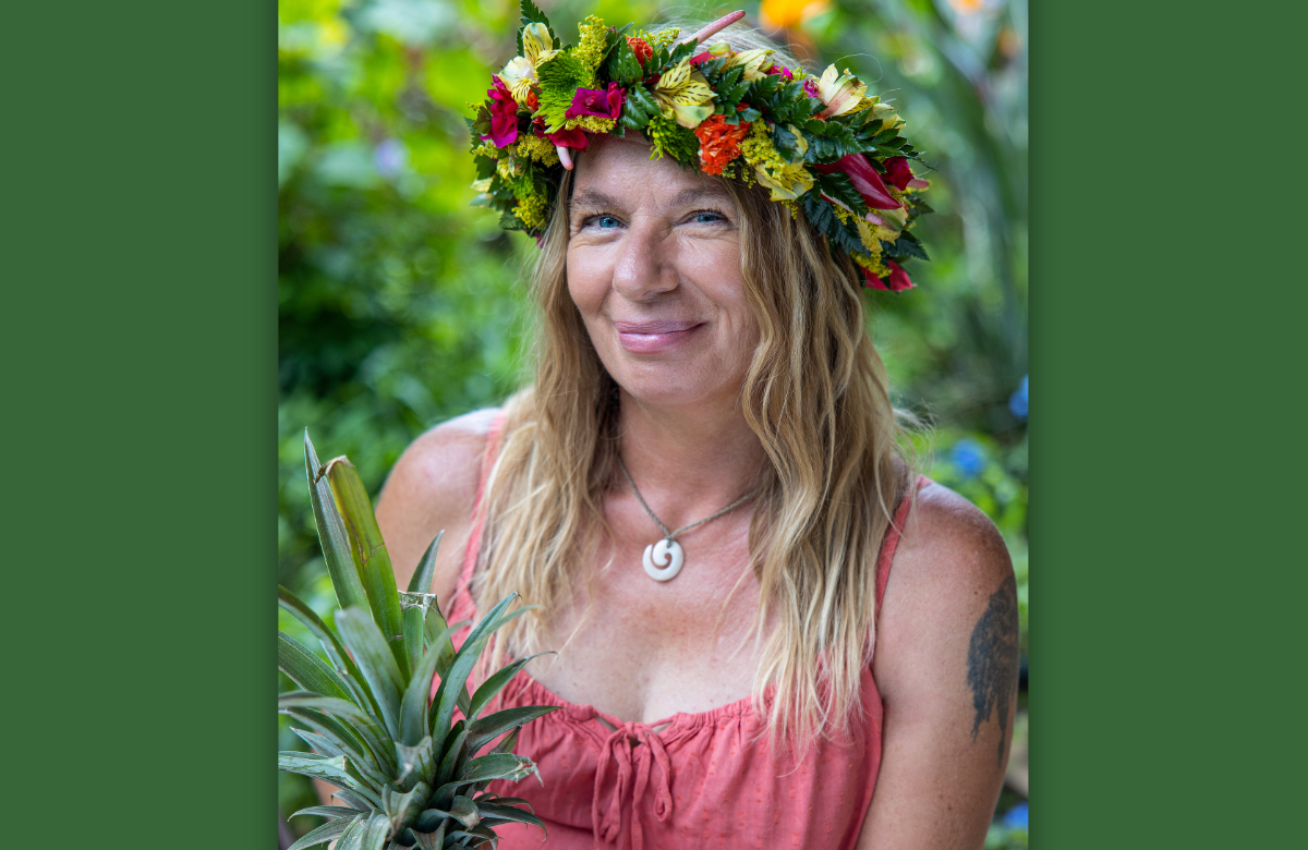 Manuela Reimann lächelnd auf Hawaii mit typischem Blütenschmuck