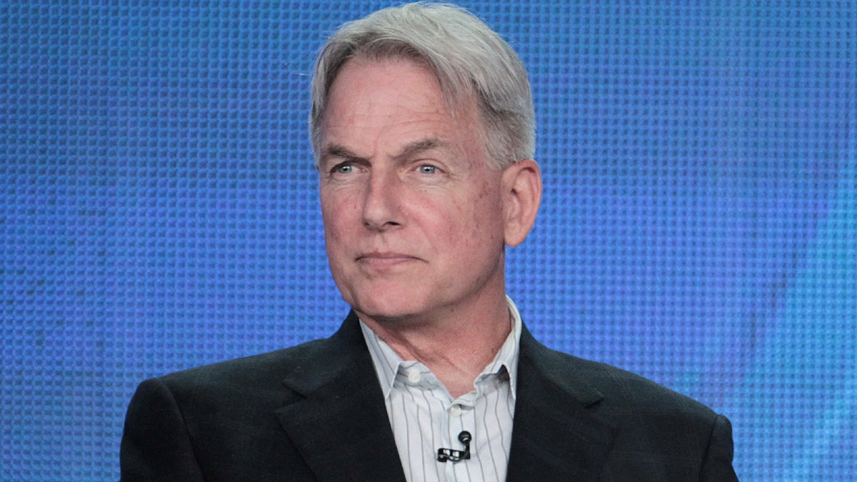 Mark Harmon mit ernstem Gesichtsausdruck