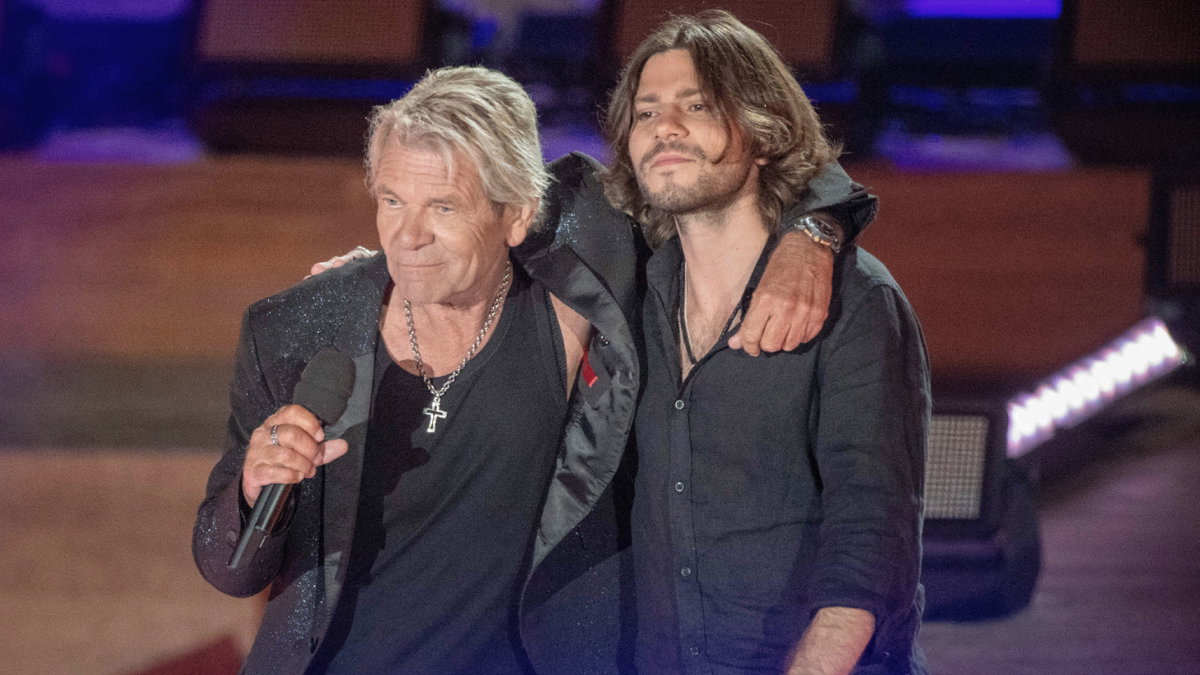 Matthias Reim und Sohn Julian Reim stehen Arm in Arm