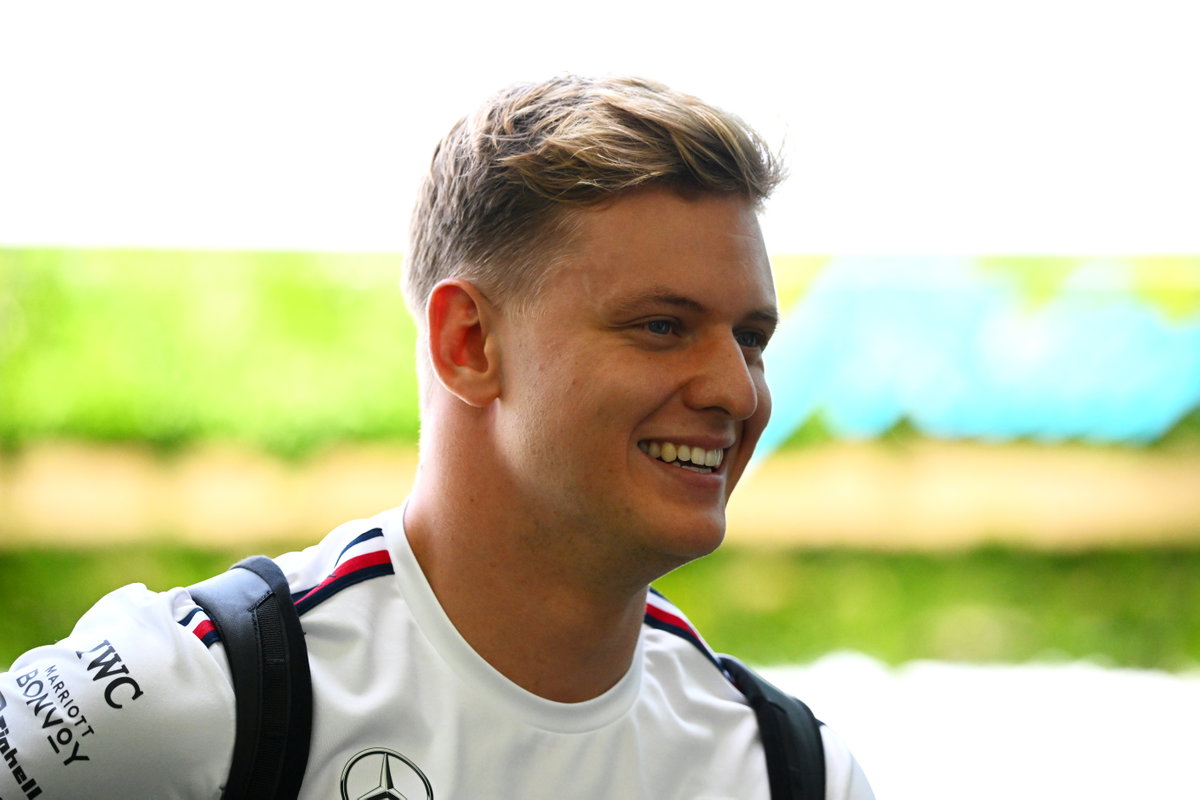 Mick Schumacher lacht