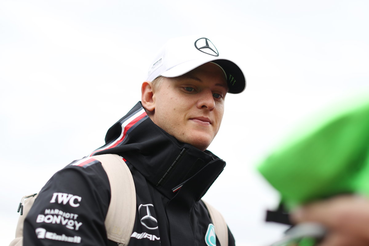 Mick Schumacher mit Cap auf