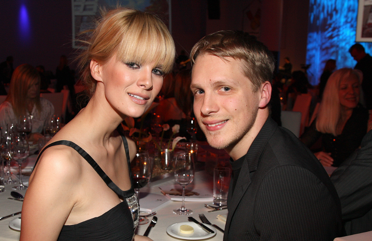 Monica Ivancan und Oliver Pocher sitzen an einem Tisch