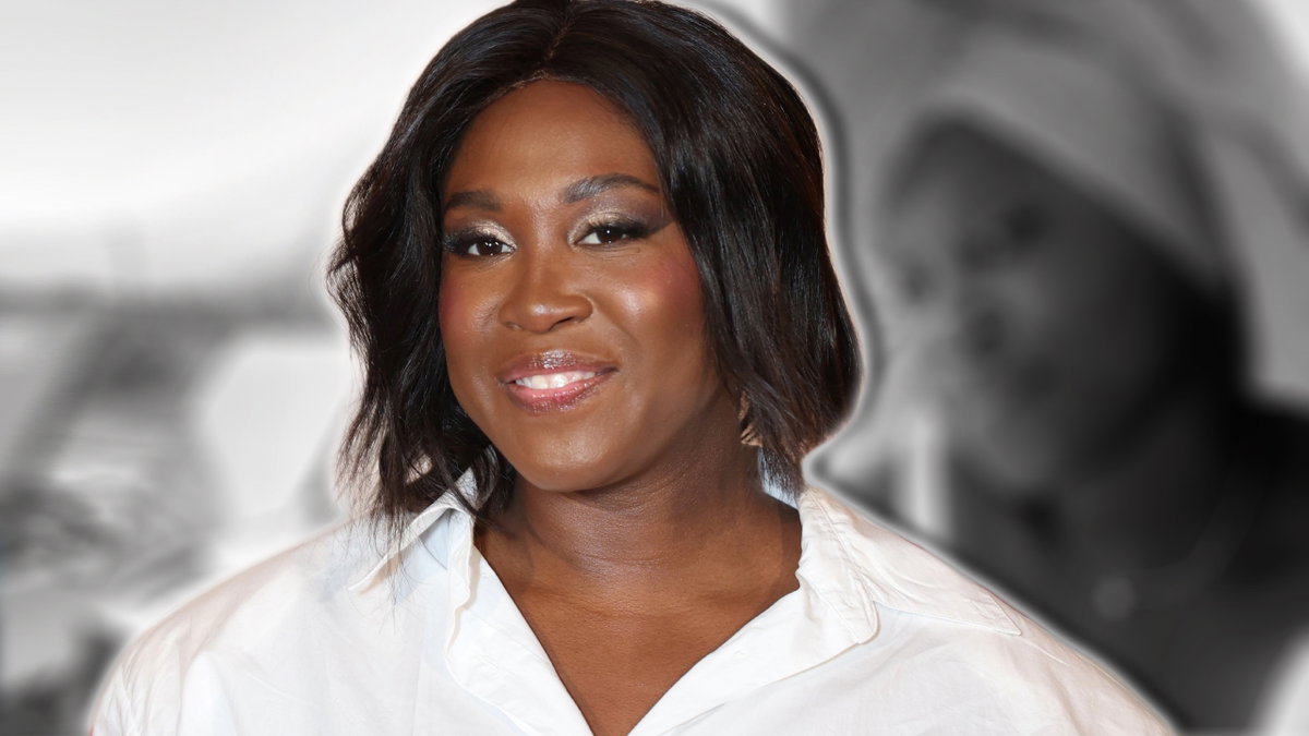 Motsi Mabuse lächelt in die Kamera, hinter ihr ein verschwommenes Selfie von ihr