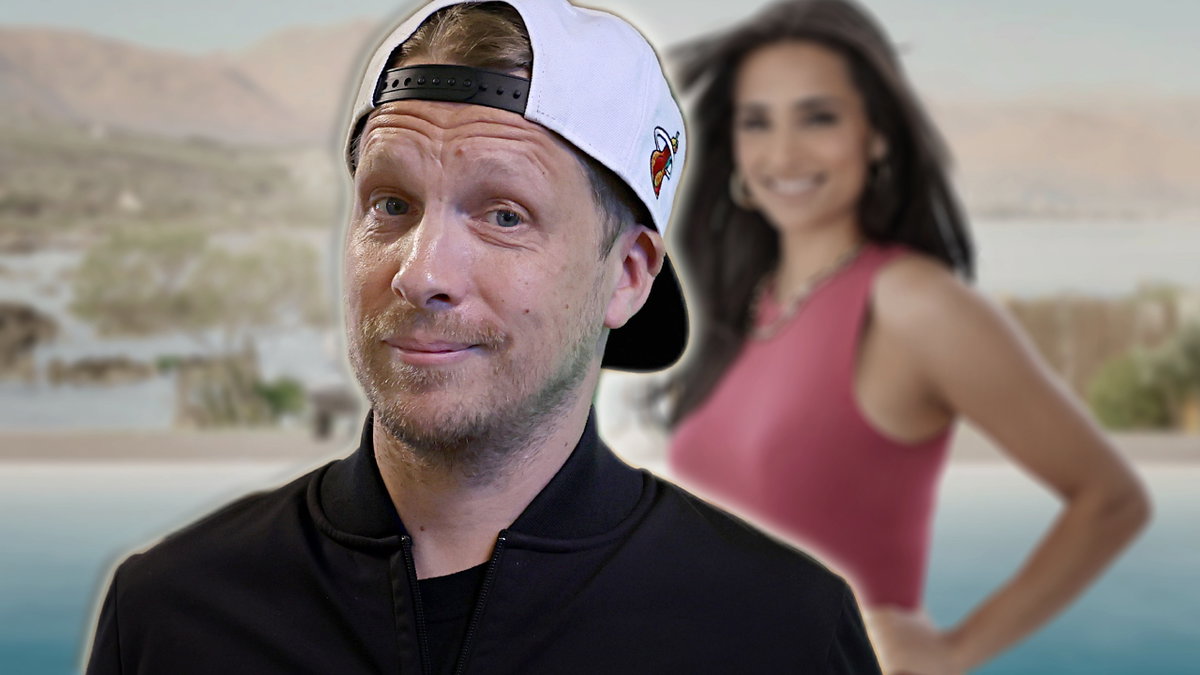 Oliver Pochel hebt die Augenbrauen, im Hintergrund ein Werbebild von Amira Pocher zu "My Mom, Your Dad"
