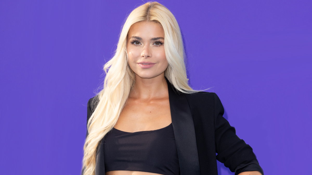 Pamela Reif vor lila Hintergrund