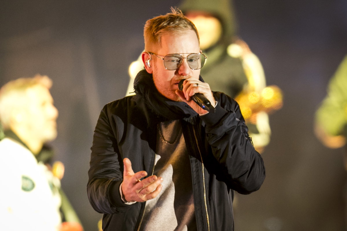 Peter Fox singt mit Brille auf
