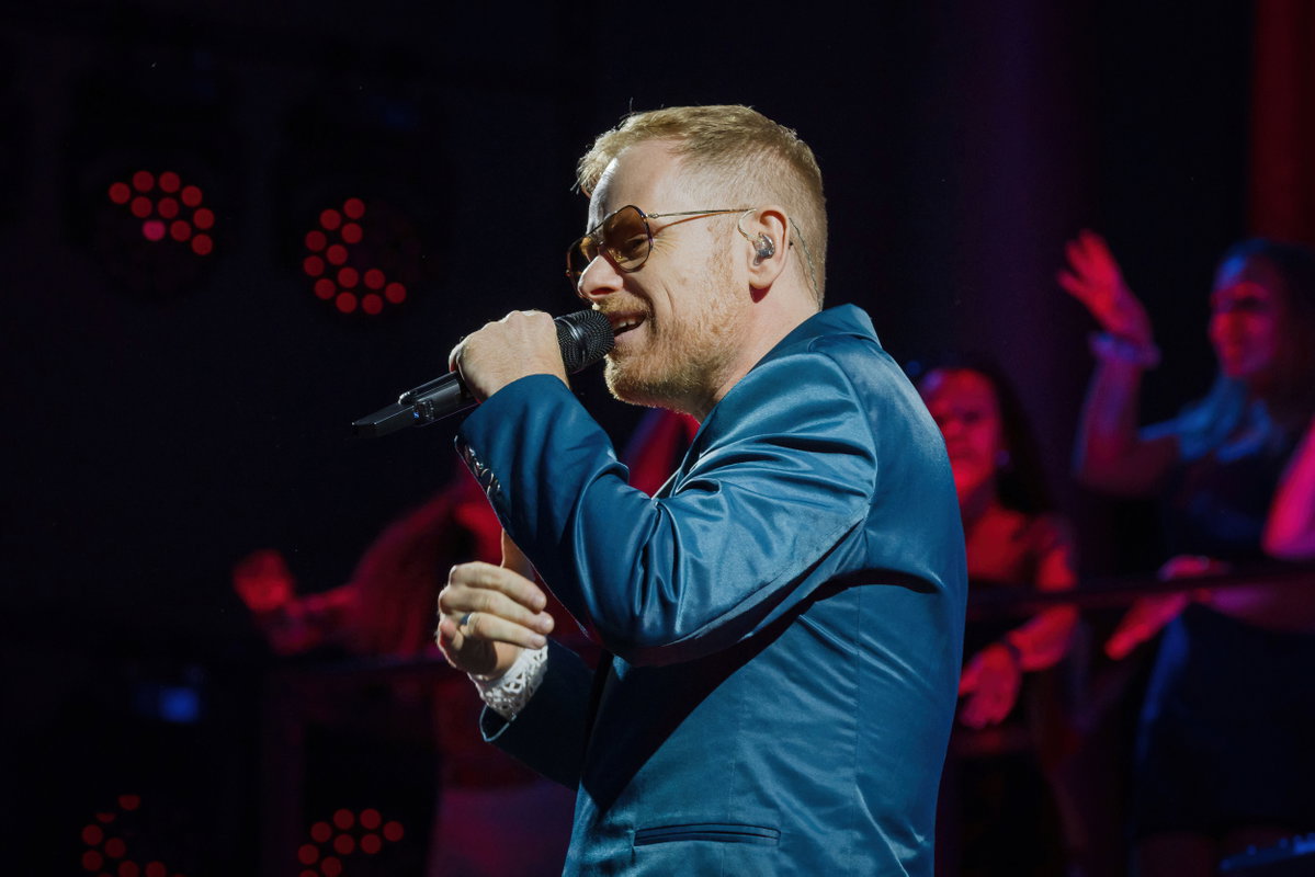 Peter Fox mit Mikro in der Hand