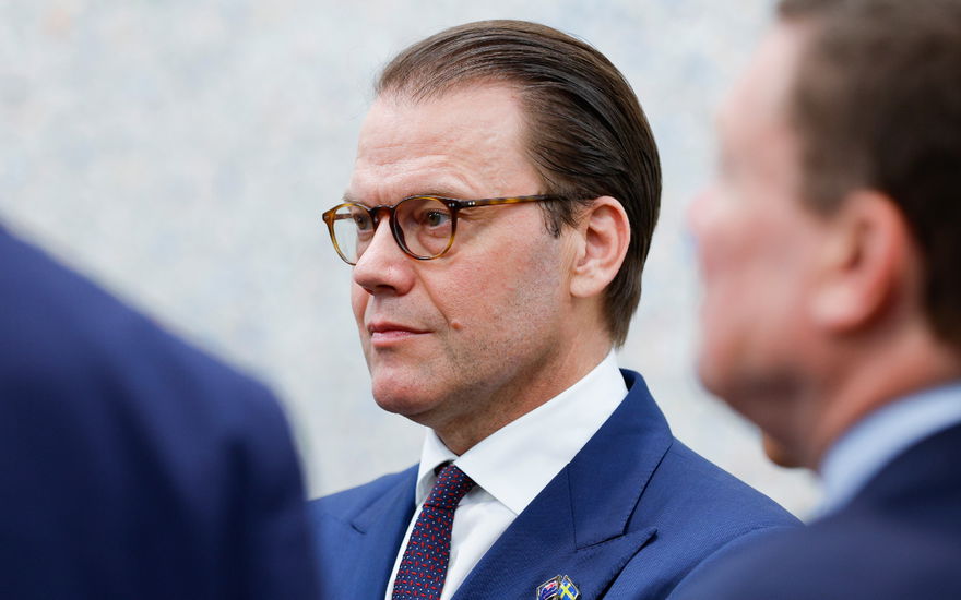 Prinz Daniel von Schweden schaut ernst