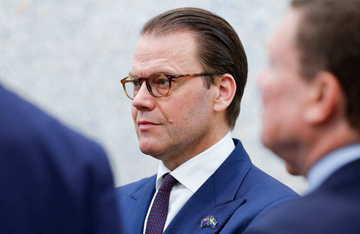 Prinz Daniel von Schweden schaut ernst