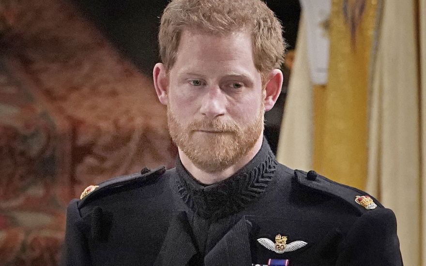 Prinz Harry beißt sich auf die Unterlippe und sieht traurig zu Boden