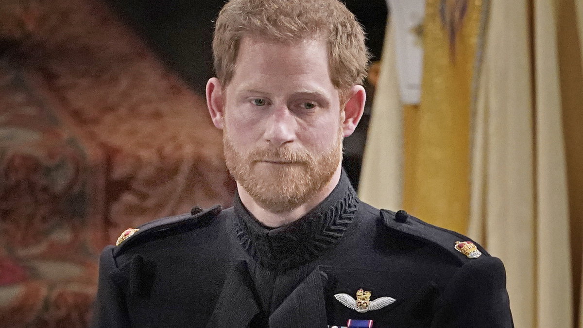 Prinz Harry beißt sich auf die Unterlippe und sieht traurig zu Boden