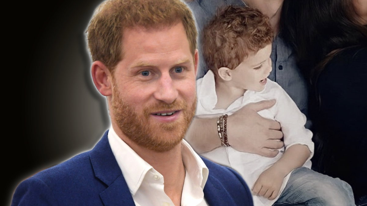 Prinz Harry lächelt, daneben ein Bild von Sohn Archie Mountbatten-Windsor