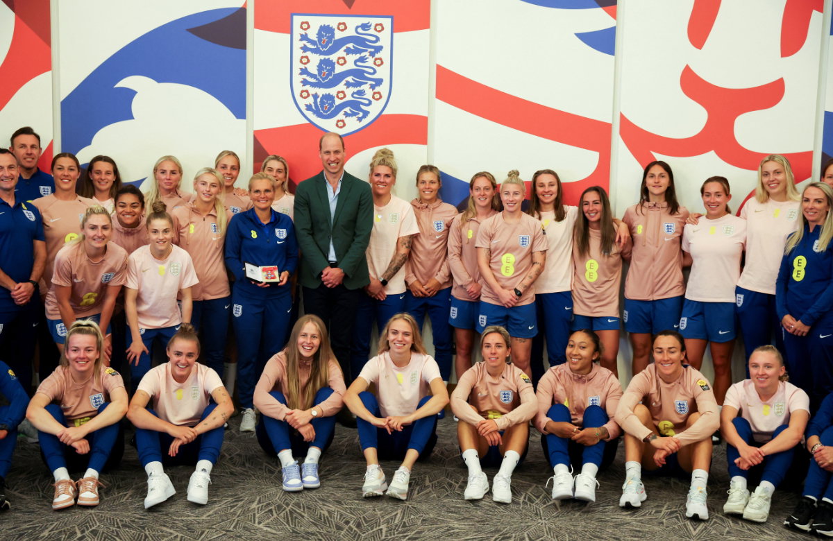 Prinz William zu Besuch bei der englischen Frauenfußballmannschaft.