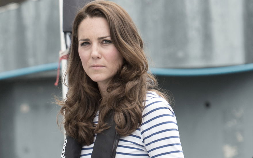 Prinzessin Kate schaut ernst auf einer Yacht.