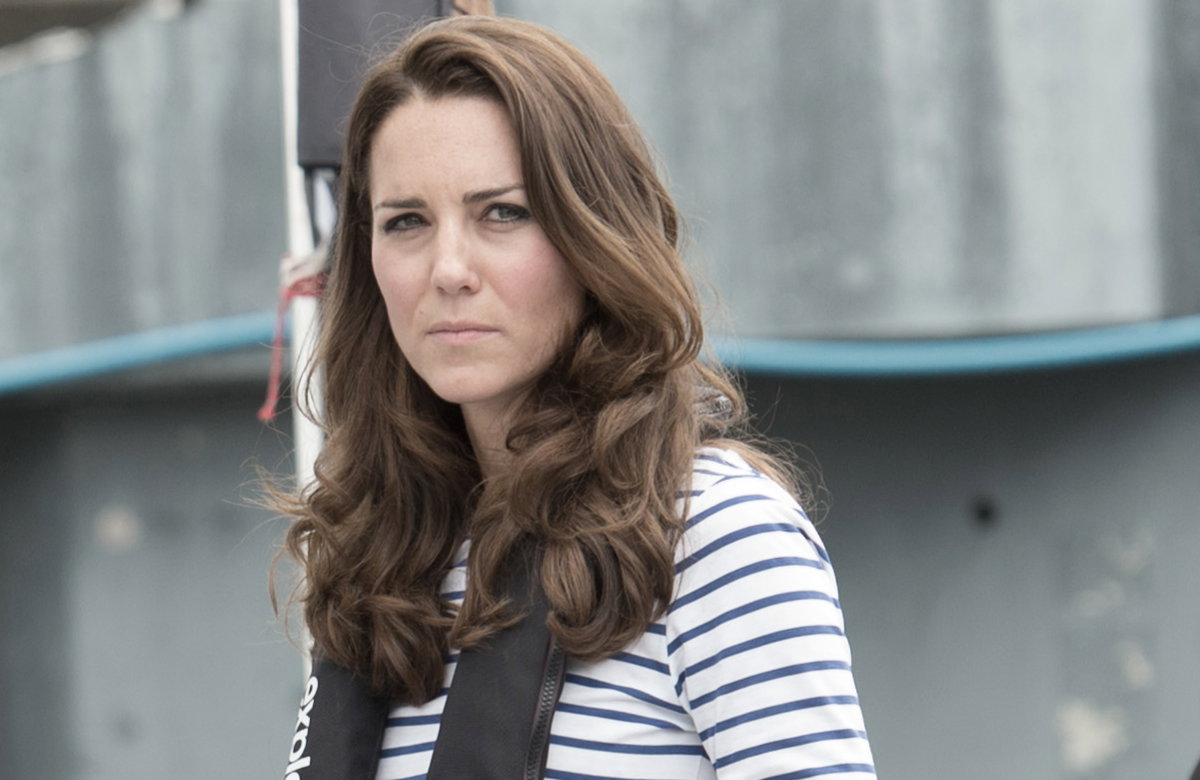 Prinzessin Kate schaut ernst auf einer Yacht.