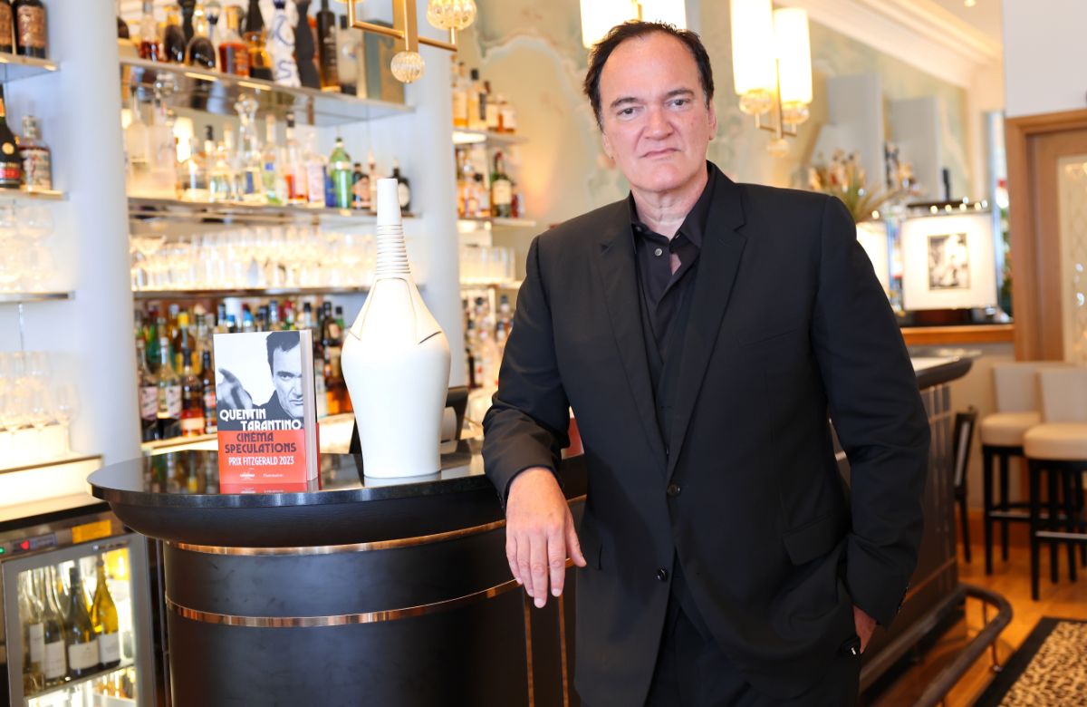 Quentin Tarantino posiert an einer Bar