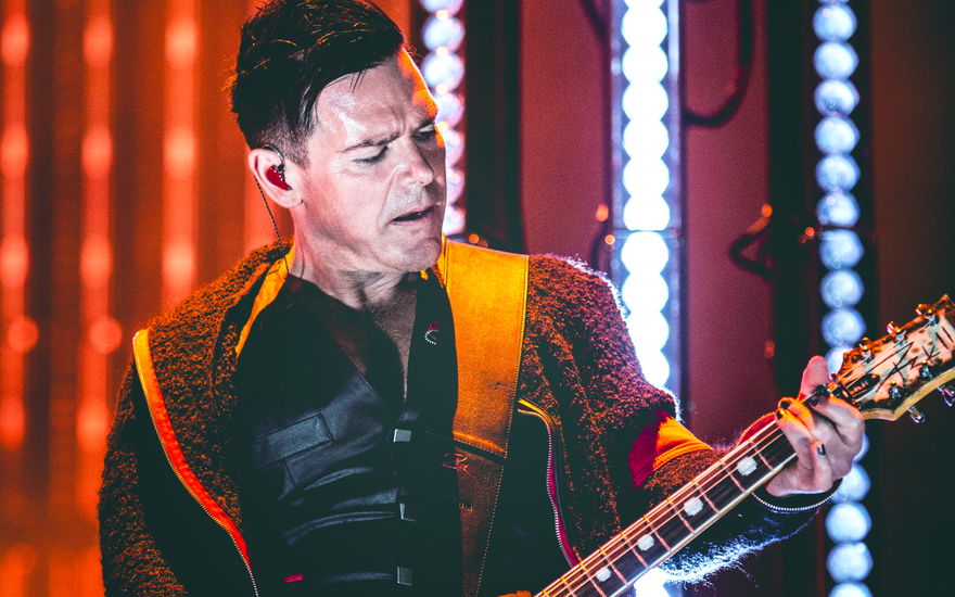 Richard Kruspe spielt Gitarre