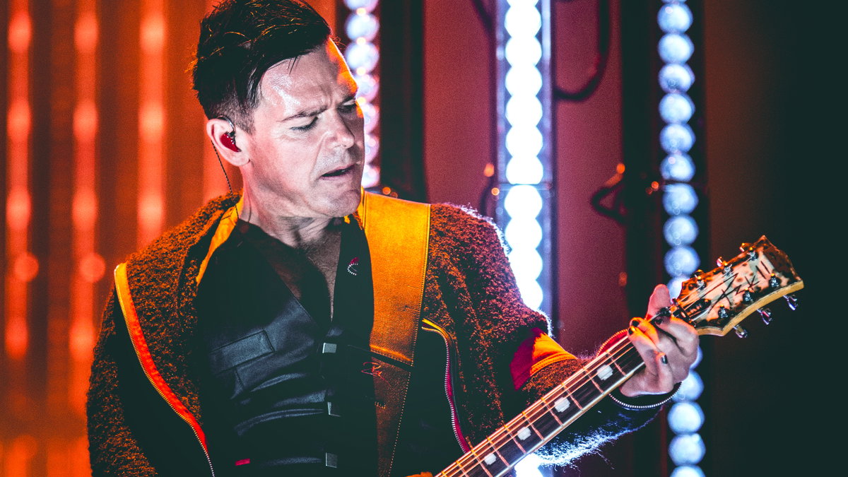 Richard Kruspe spielt Gitarre