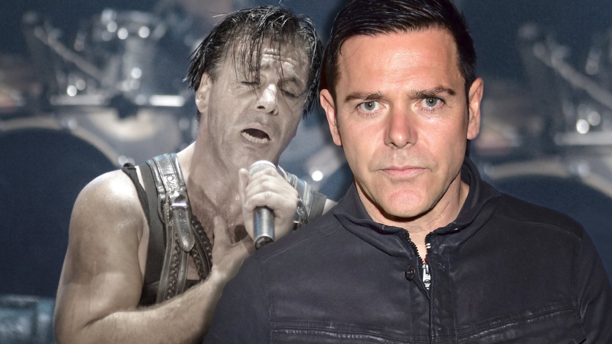 Richard Kruspe sieht ernst aus, im Hintergrund singt Till Lindemann