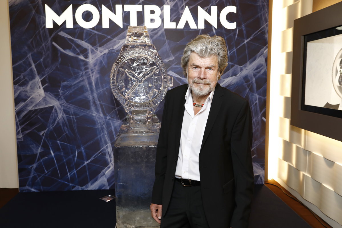 Reinhold Messner vor einem Montblanc-Logo