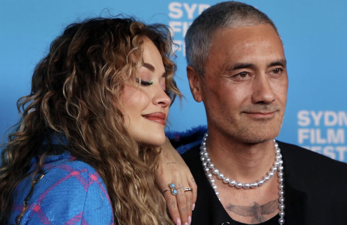 Rita Ora lehnt sich an Ehemann Taika Waititi