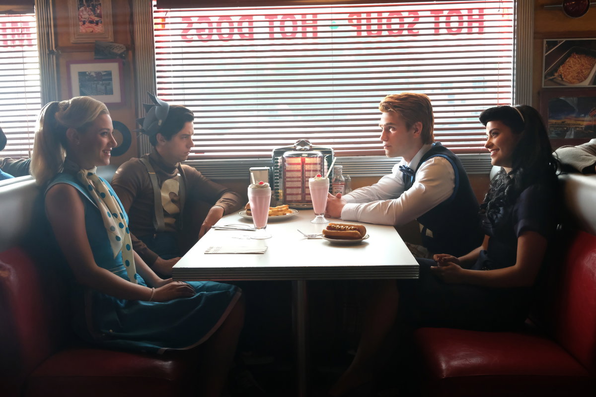 Riverdale Protagonisten sitzen in Pops Restaurants
