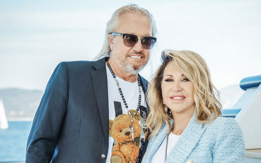 Robert und Carmen Geiss bei "Die Geissens – eine schrecklich glamouröse Familie" lächeln bedrückt